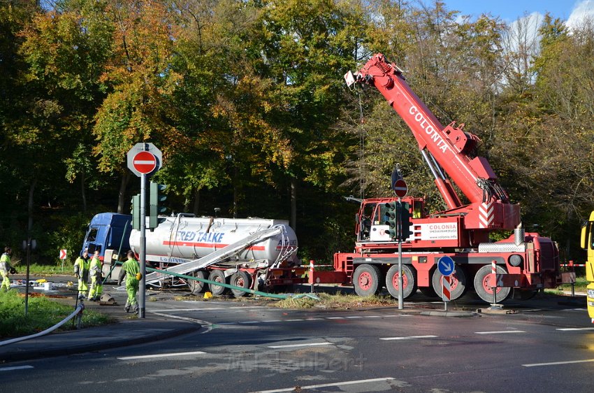 VU Tanklastzug umgestuerzt Huerth Industriestr P455.JPG